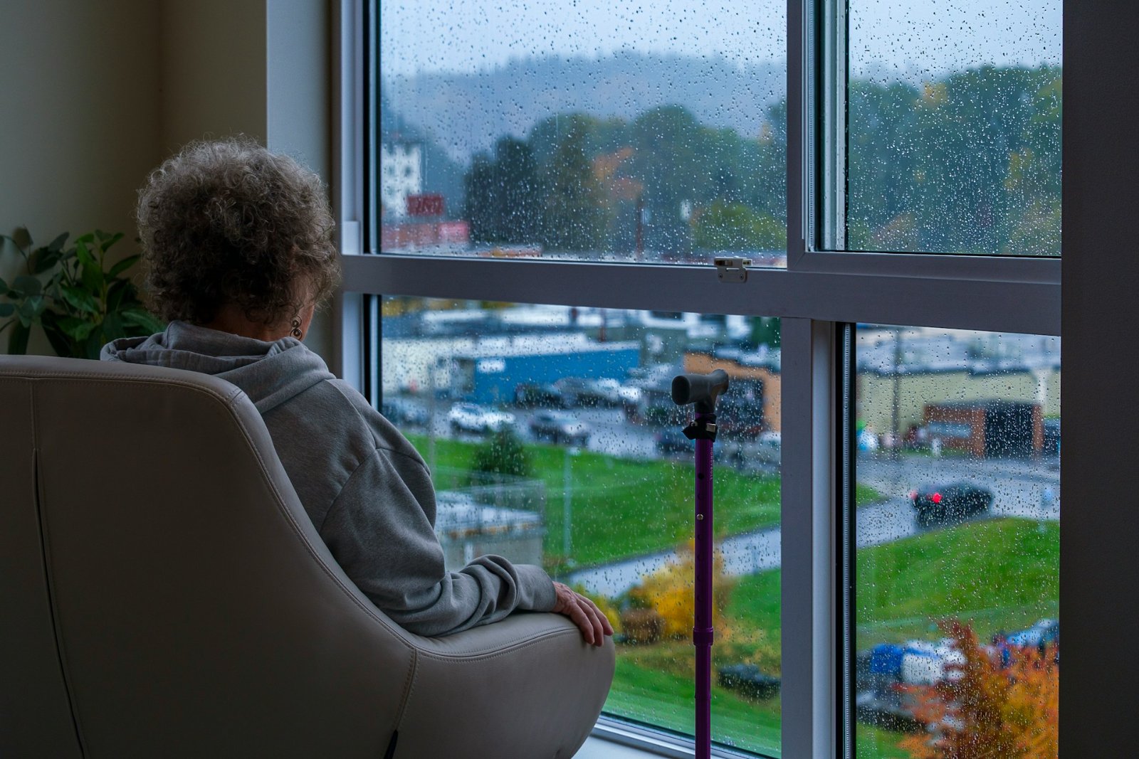 Mon parent âgé ne veut plus sortir: comment réagir?